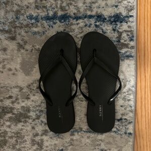 Black old navy flip flops